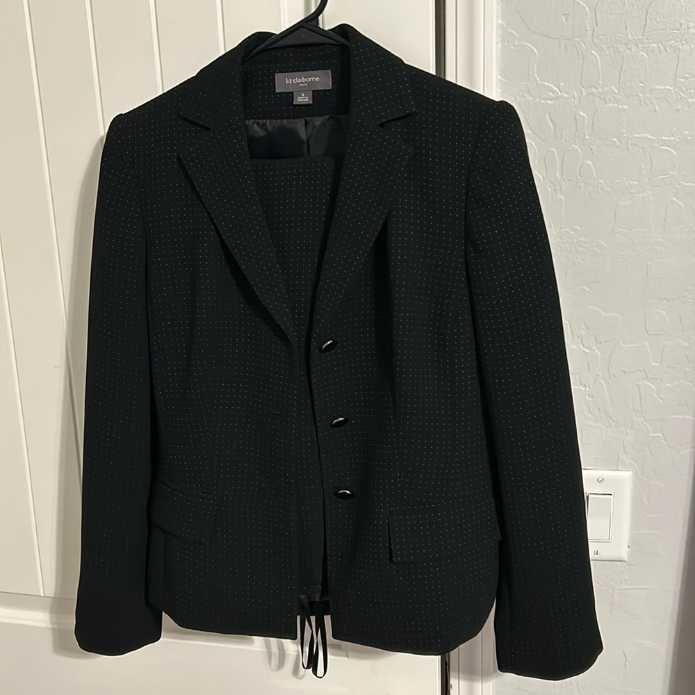 Women size 6, two piece cream & black pattern pant suit.